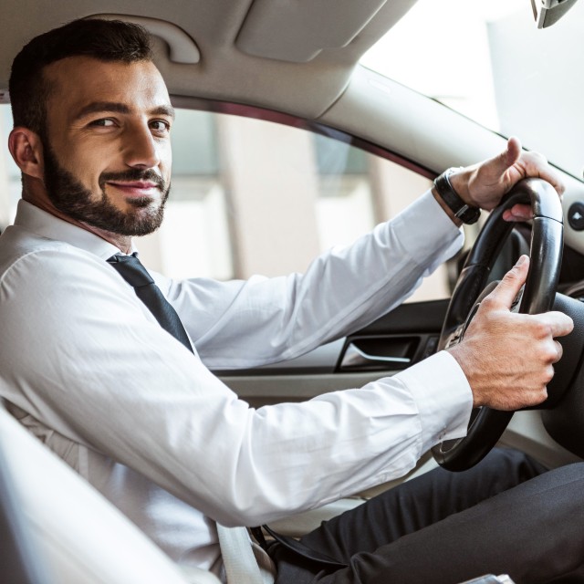Chaufeur aan stuur van auto