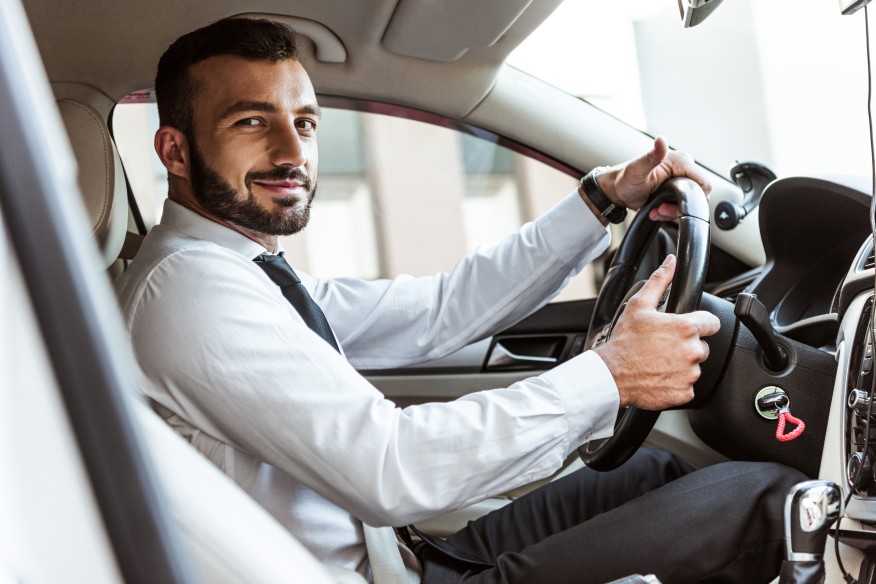 Chaufeur aan stuur van auto