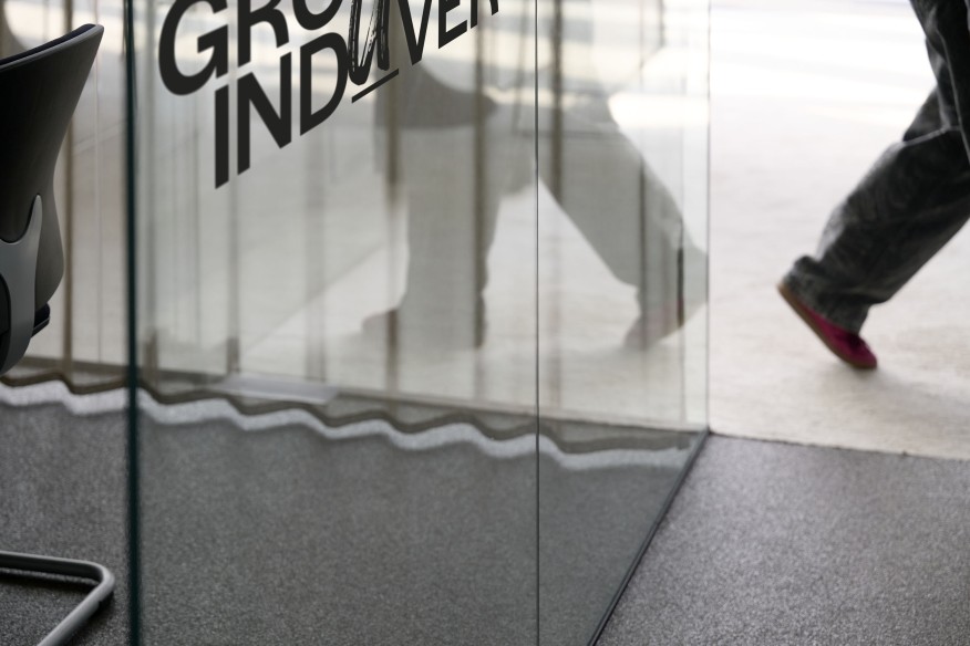 Group Induver logo op raam