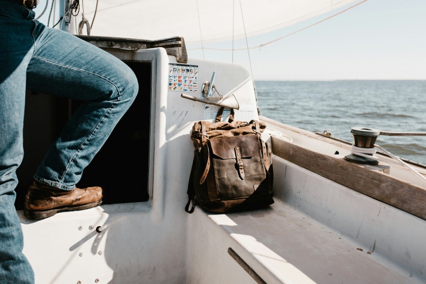 Benen van man op zeilboot