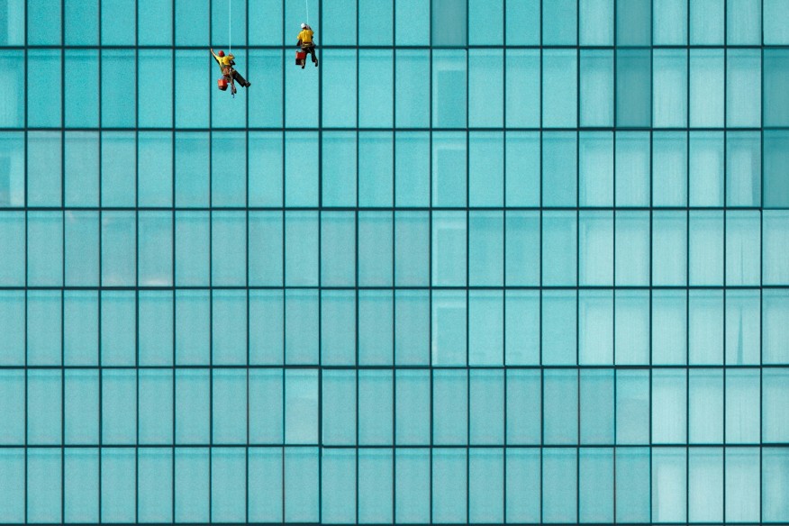 Ramenwassers aan het werk aan flatgebouw